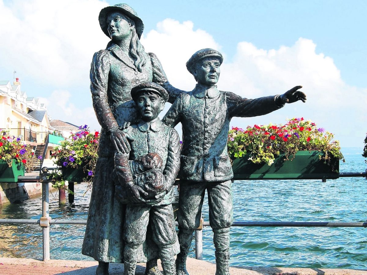 AnnieMoorestatueinIreland